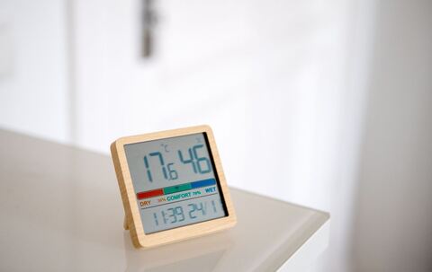 Ein Hygrometer steht in einer Wohnung