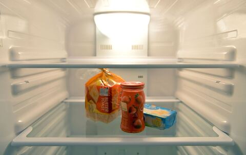 Konfitüre, Toastbrot und Butter stehen in einem Kühlschrank