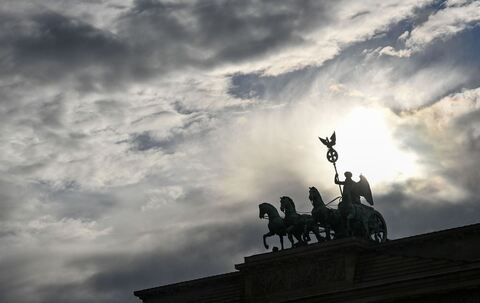 Wolkenhimmel über dem Brandenburger Tor
