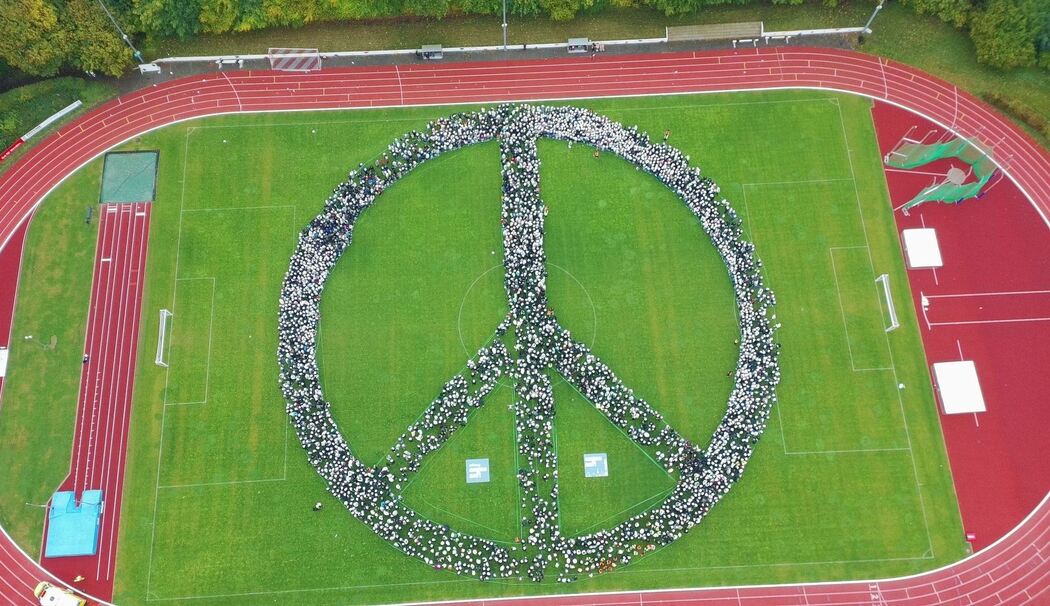 Peace-Zeichen aus rund 4.000 Menschen - Rekord