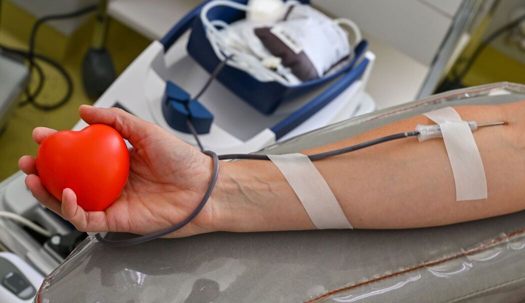 Ein Mann spendet Blut