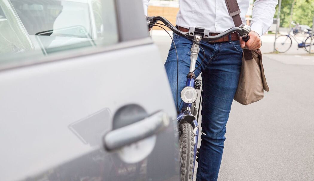 Radfahrer hält vor geöffneter Autotür