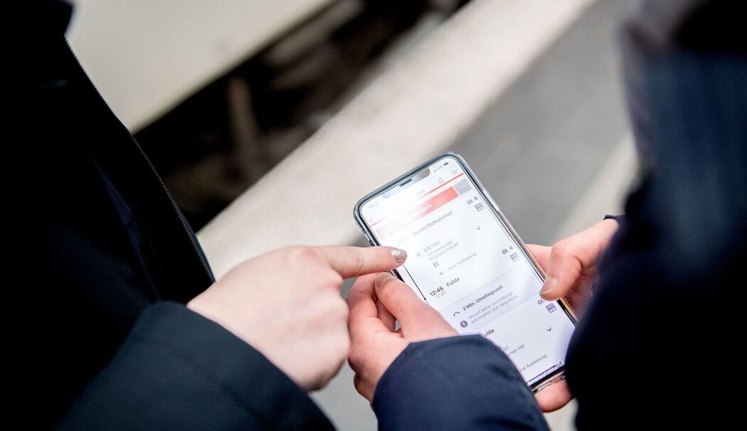 Zwei Personen bedienen die DB-App