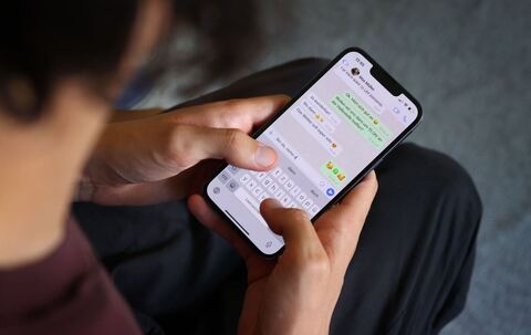 Jugendlicher schreibt eine WhatsApp-Nachricht