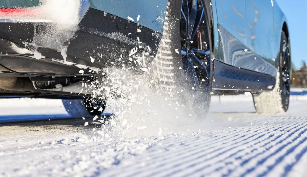 Auto fährt beim Winterreifentest der GTÜ durch Schnee