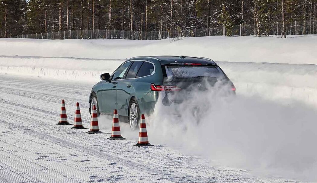 Auto fährt beim Winterreifentest der GTÜ durch Schnee