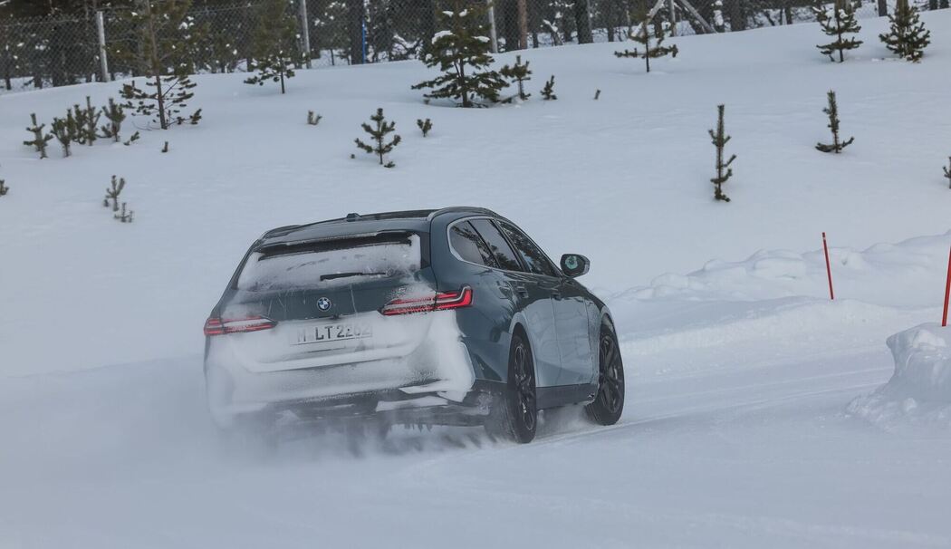 Auto fährt beim Winterreifentest der GTÜ durch Schnee