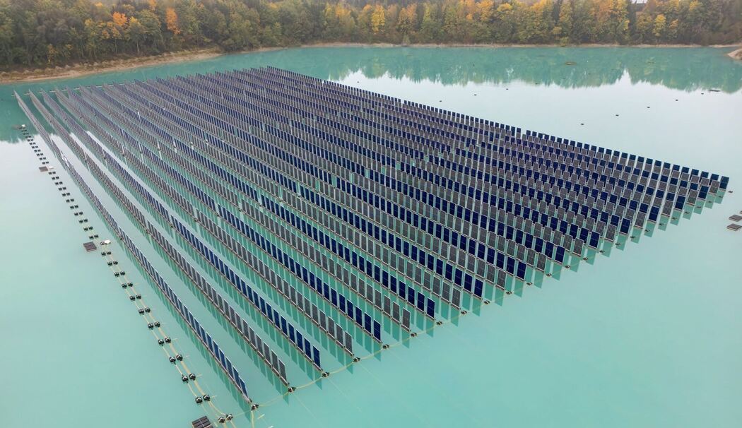 Schwimmende Photovoltaikanlage auf Baggersee