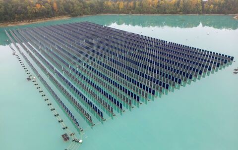 Schwimmende Photovoltaikanlage auf Baggersee