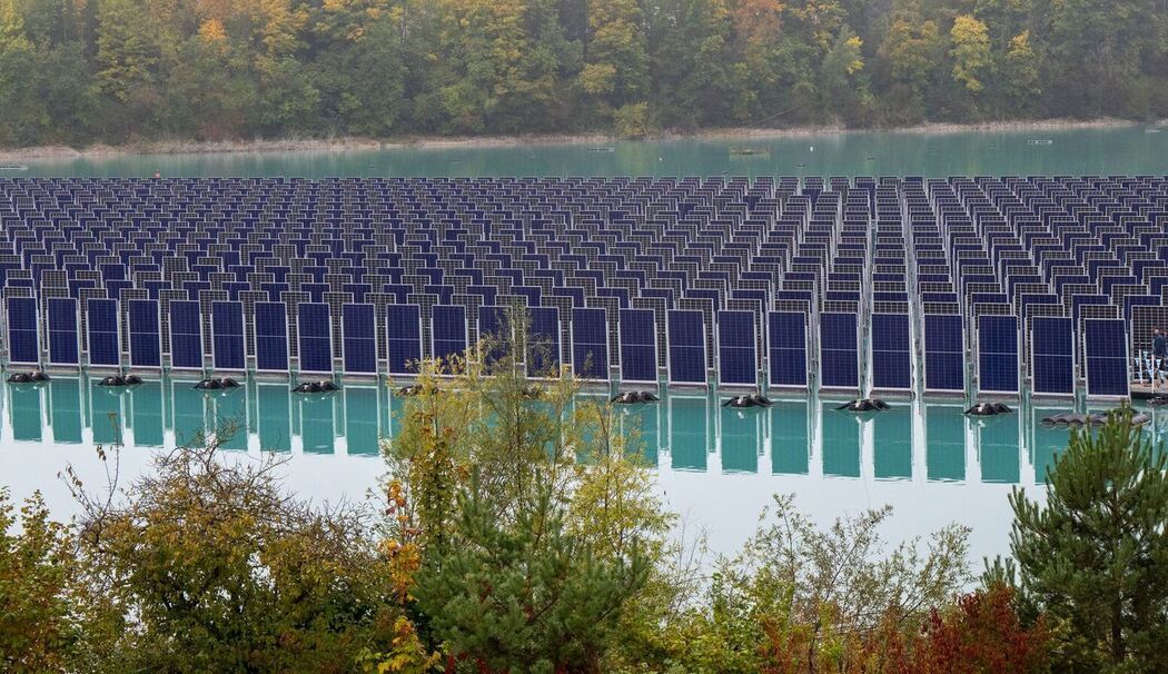 Schwimmende Photovoltaikanlage auf Baggersee