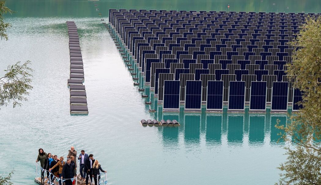Schwimmende Photovoltaikanlage auf Baggersee