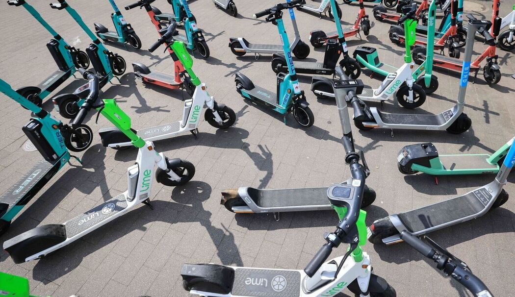 E-Scooter verschiedener Anbieter stehen kreuz und quer