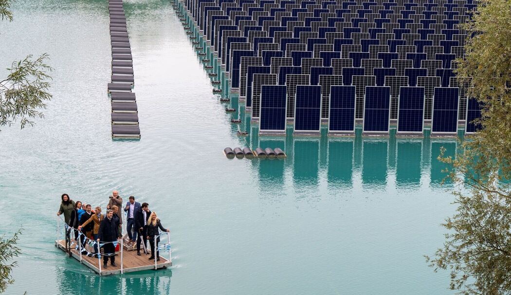 Schwimmende Photovoltaikanlage auf Baggersee