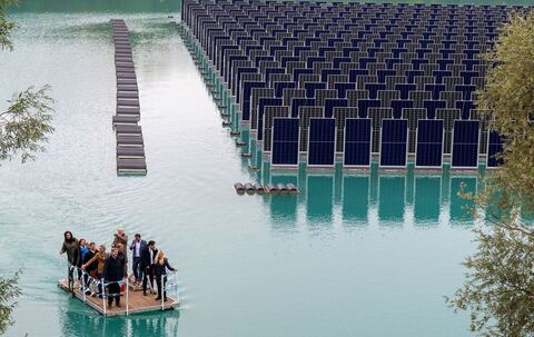Schwimmende Photovoltaikanlage auf Baggersee
