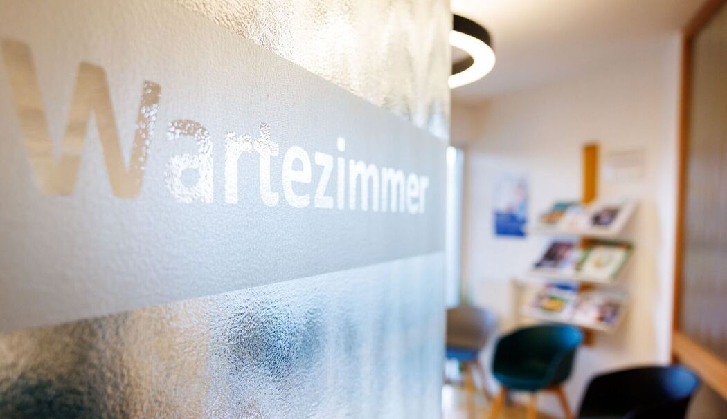 Wartezimmer in Hausarztpraxis