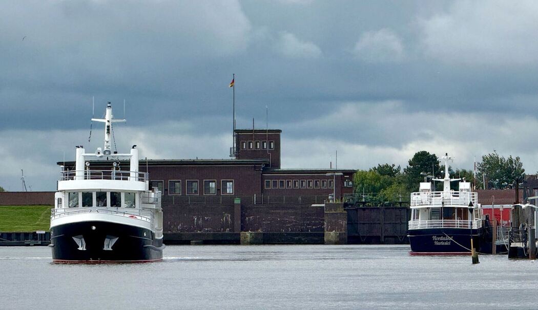 Die «Horizont» (l) verlässt den Hafen von Harlesiel