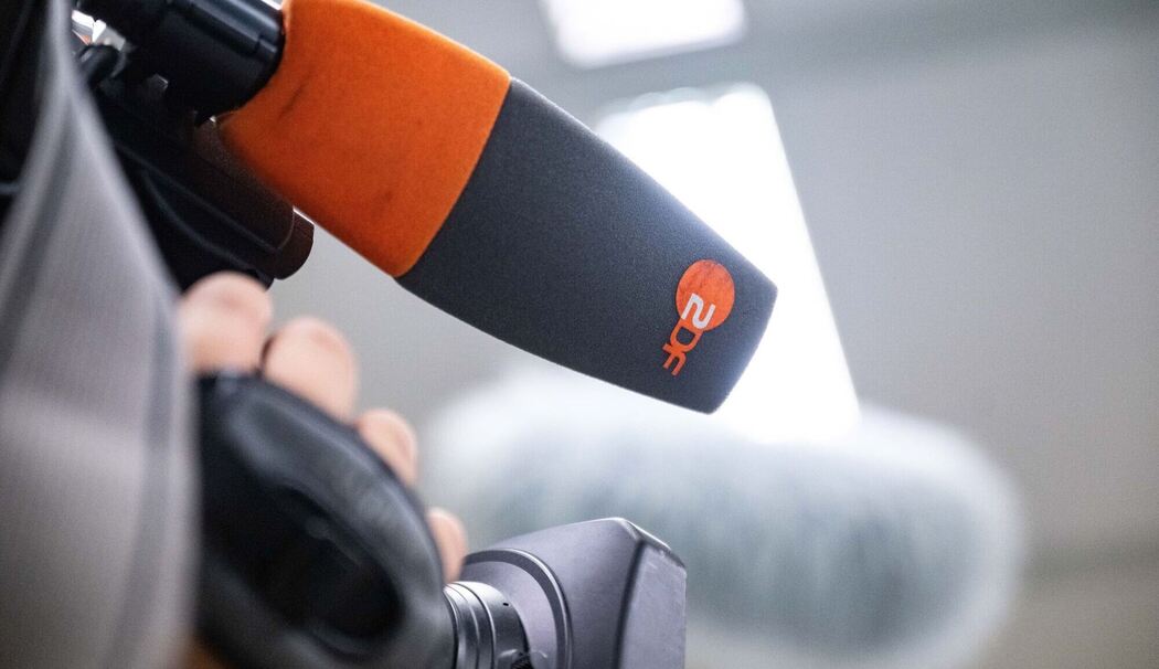 Das Logo des ZDF auf dem Mikrofon einer TV-Kamera