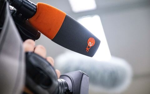 Das Logo des ZDF auf dem Mikrofon einer TV-Kamera 