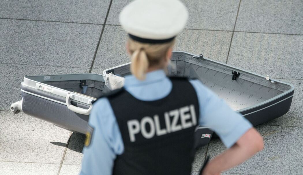 Polizei untersucht Koffer