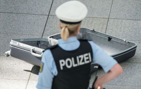 Polizei untersucht Koffer