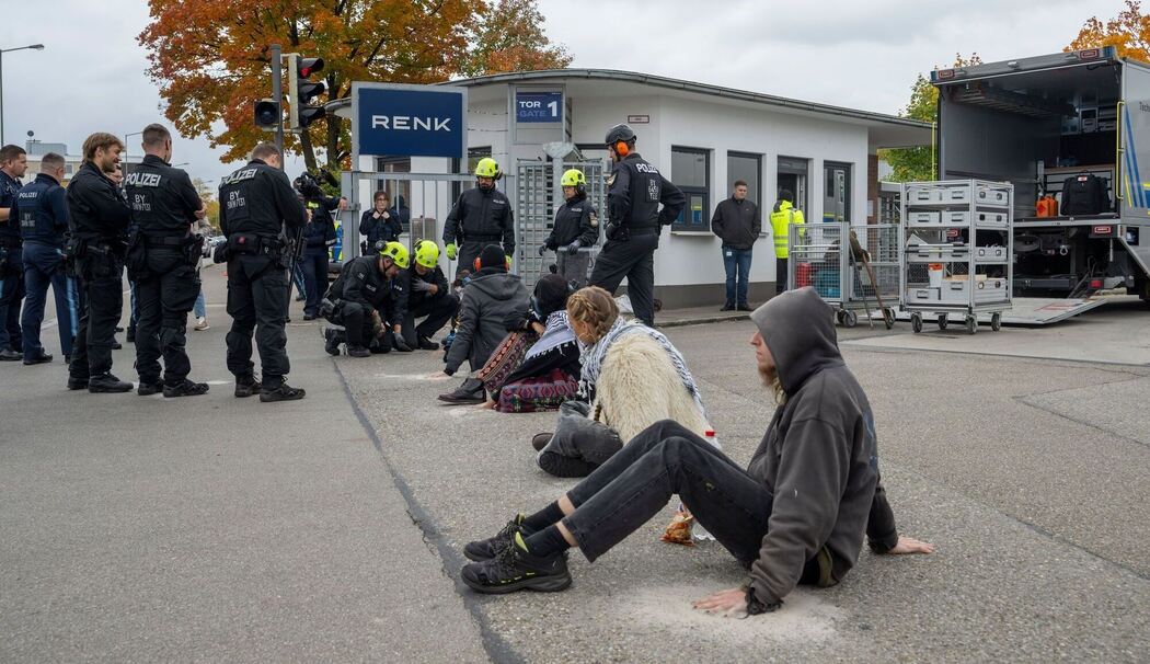 Protest vor Rüstungsfirma Renk