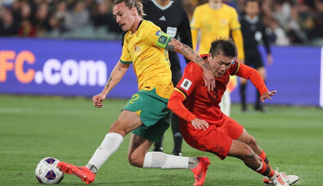 Jackson Irvine (l)