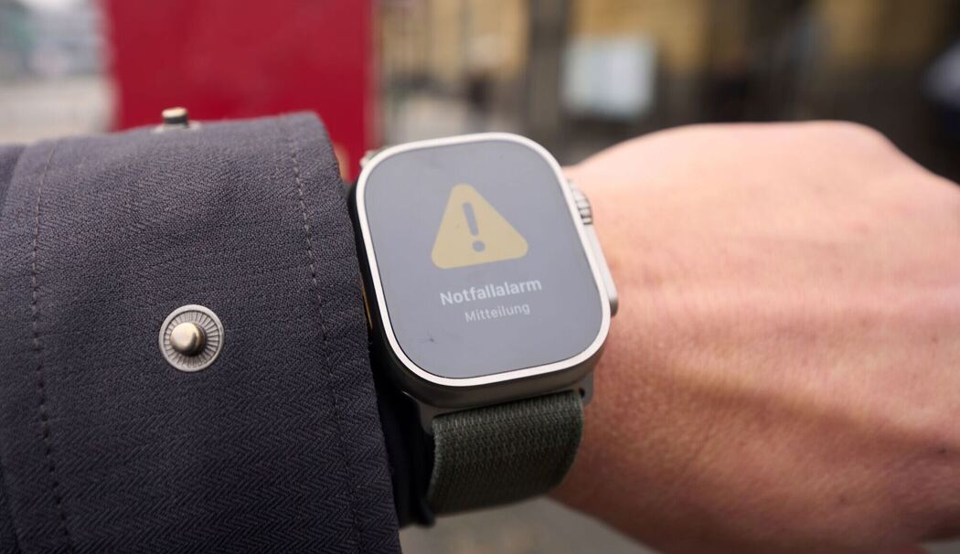 Ein Warnhinweis auf dem Display einer Smartwatch