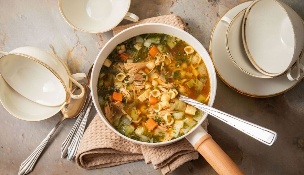 Hühnersuppe steht auf einem Tisch