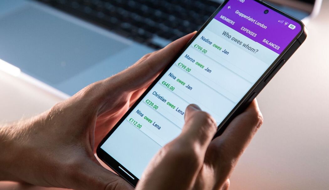 Mann nutzt die App «Split it Easy»