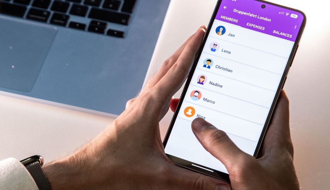 Mann nutzt die App «Split it Easy»