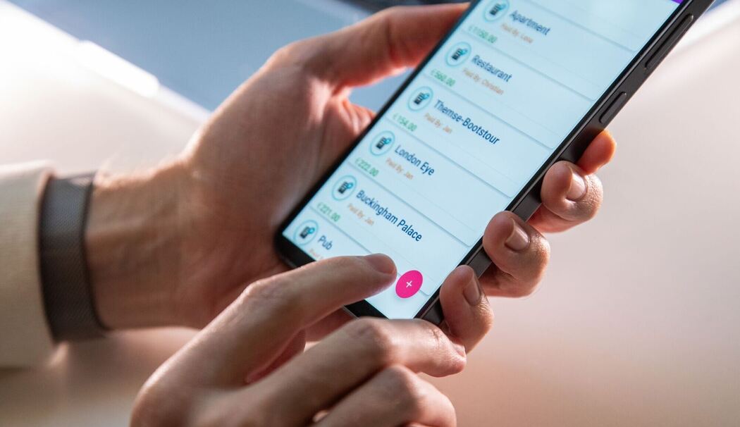Mann nutzt die App «Split it Easy»