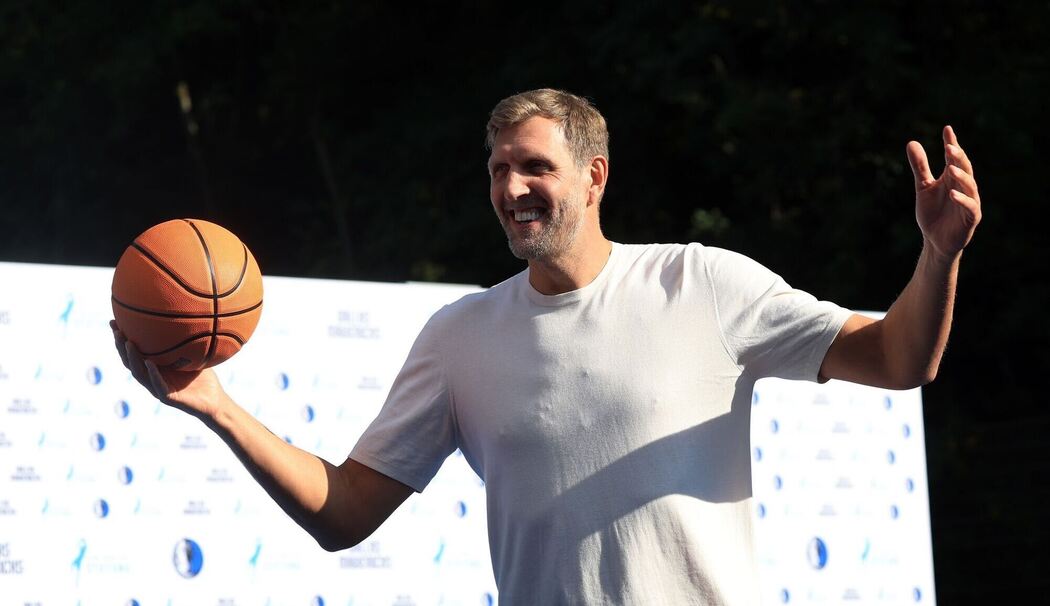 Nowitzki und Dallas Mavericks eröffnen einen Basketball-Platz