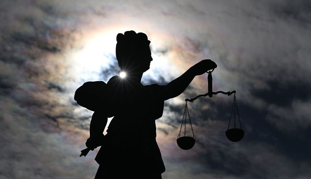 Justitia im Gegenlicht in Frankfurt am Main