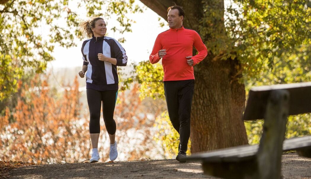 Zwei Jogger trainieren im Park