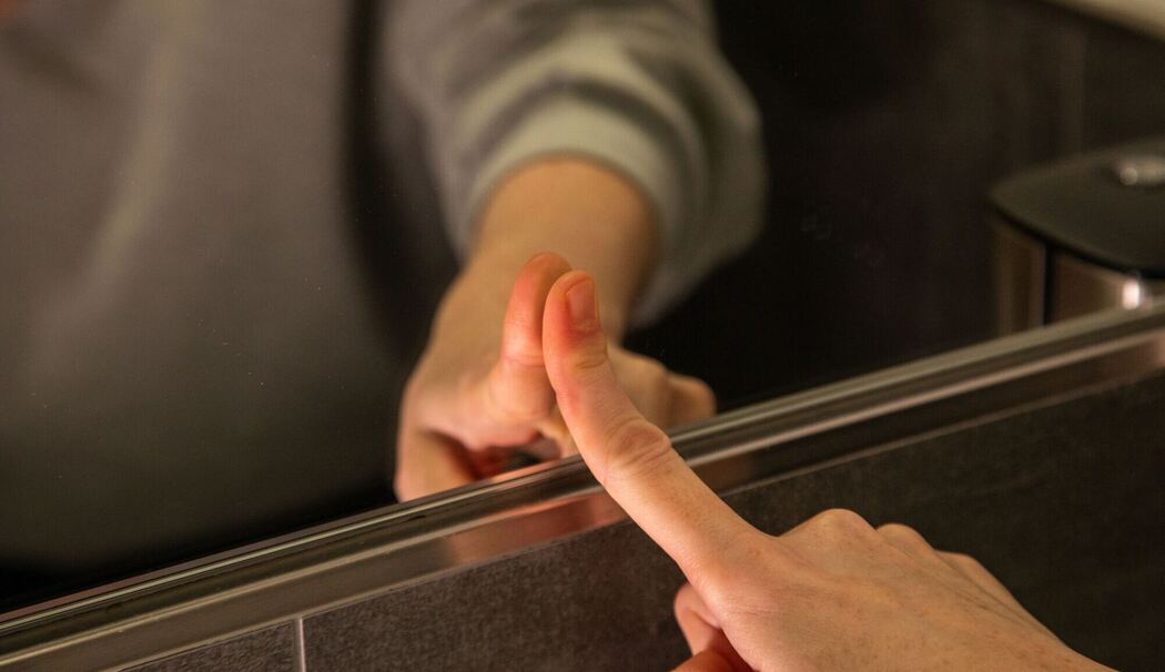 Fingerabdruck an einem Spiegel