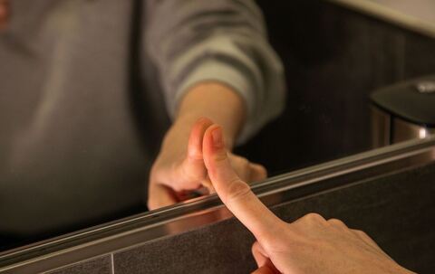 Fingerabdruck an einem Spiegel