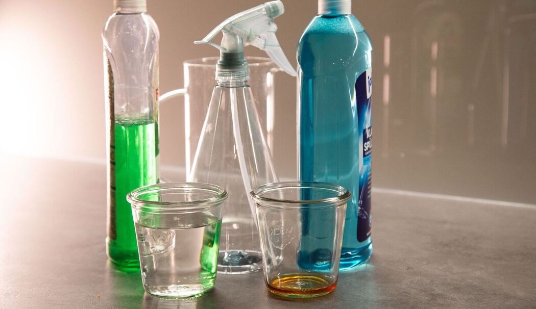 Wasser, Essig, Spüli und Klarspüler stehen auf einem Tisch