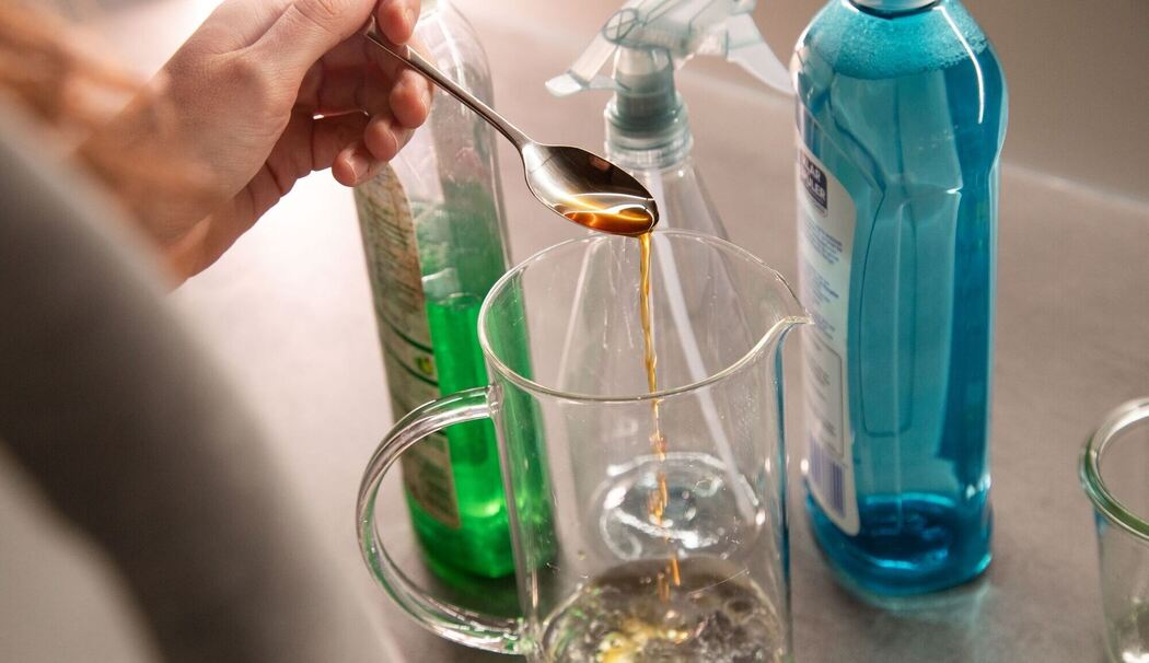 Wasser wird mit Essig gemischt