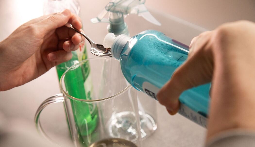Klarspüler wird zum Wasser-Essig-Gemisch gegeben