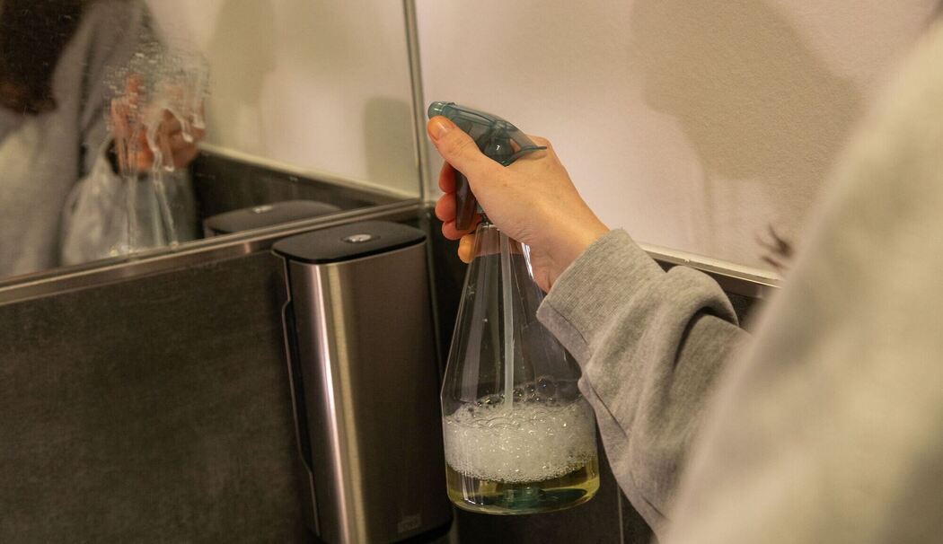 Selbstgemachtes Spray wird auf einen Spiegel gesprüht