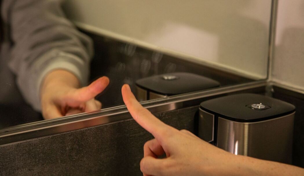 Fingerabdrücke sind am Spiegel zu sehen