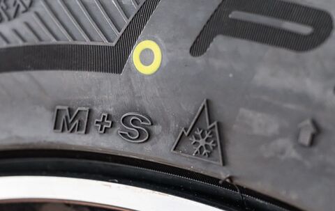 Die Buchstaben M+S an einem Winterreifen