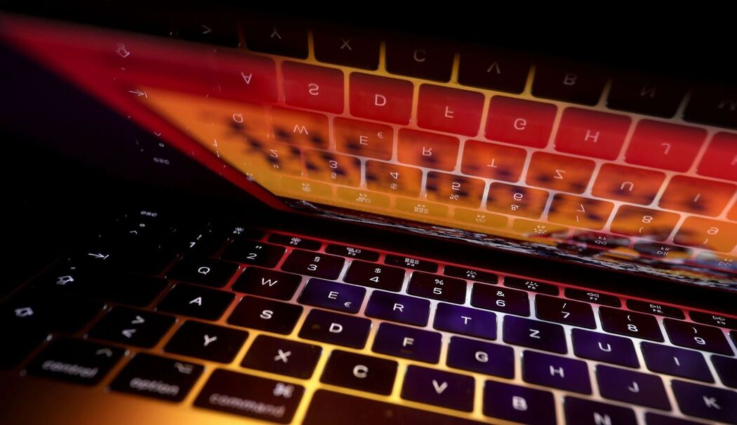 Tastatur eines Laptops spiegelt sich auf dem Display