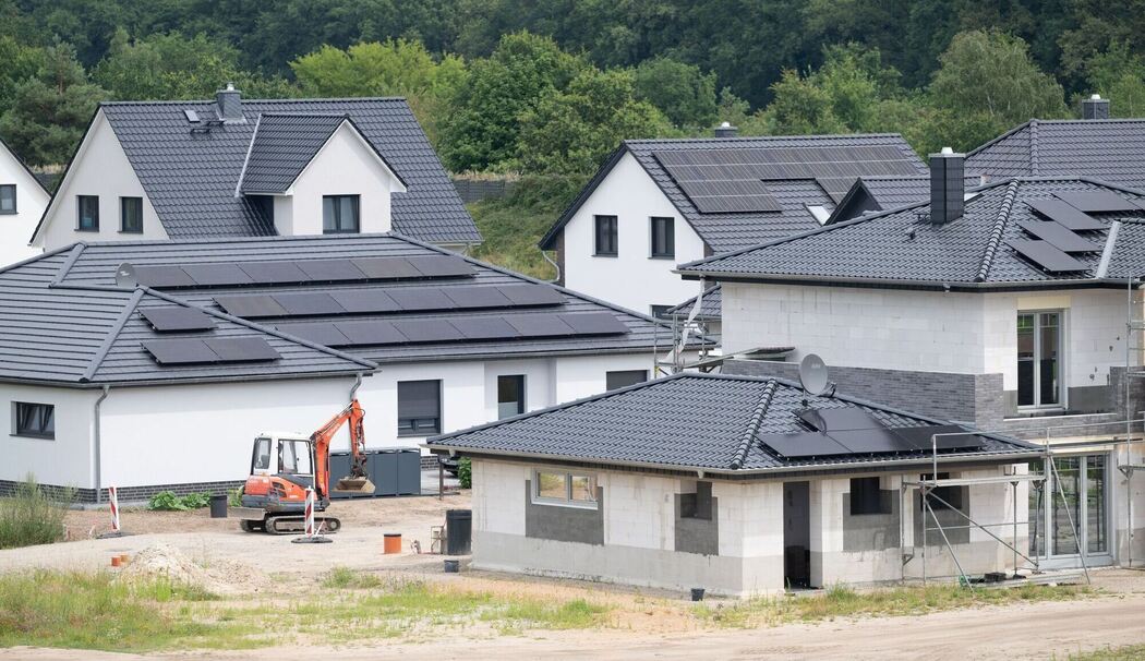 Neubauhäuser stehen in einer Wohnsiedlung