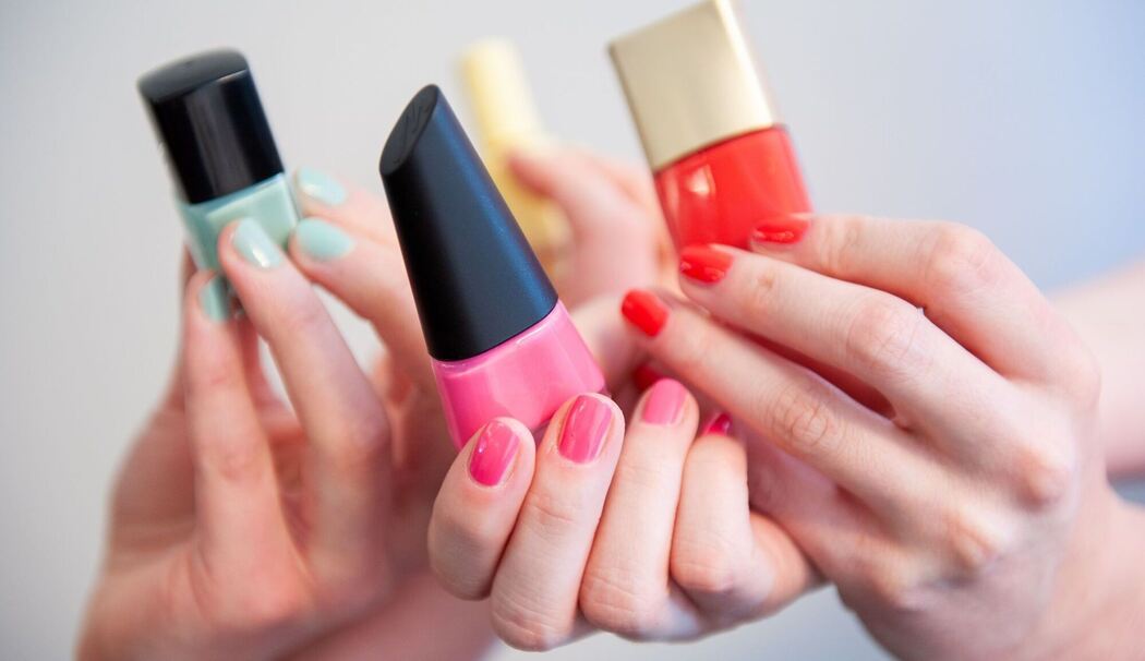 Frauen mit lackierten Fingernaegeln
