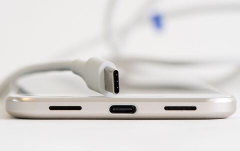 USB-C-Kabel und Ladebuchse an einem Smartphone