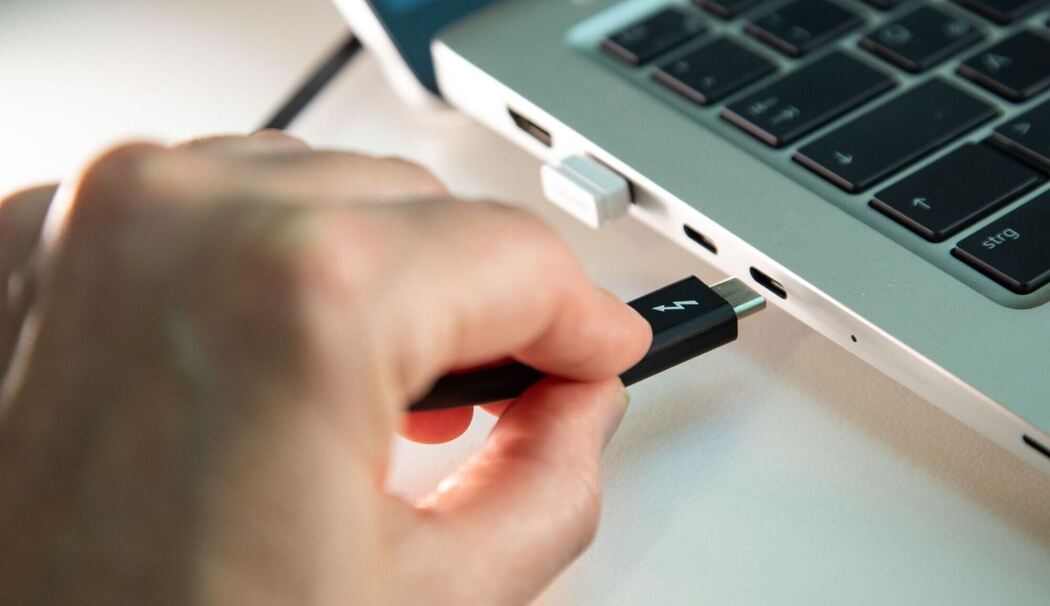 USB-C Ladebuchse und Ladekabel an einem Laptop