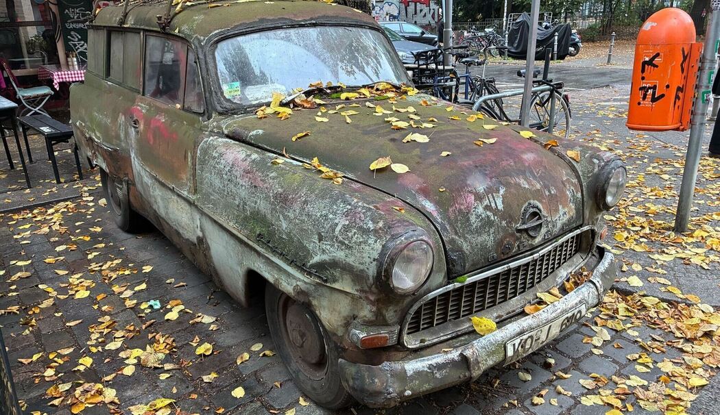 Ein alter Opel in Berlin Ein alter Opel in Berlin