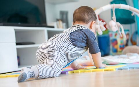 Ein Baby krabbelt durch ein Zimmer