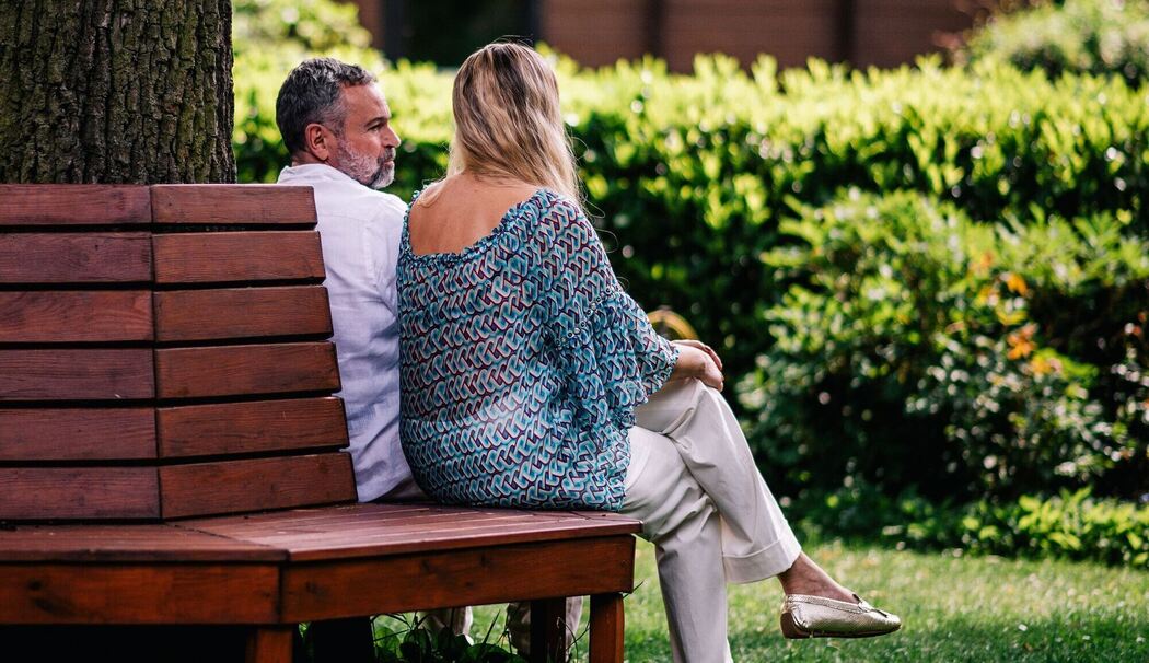 EIn Mann und eine Frau sitzen auf einer Bank